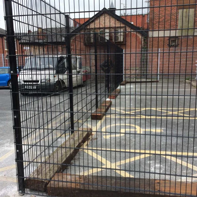 Twin Wire 656 - 5.0m Run / 2 Sections, 2.4m High, Dig-In - Galvanised & PPC Black RAL 9005