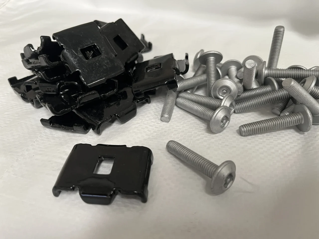V Mesh Black Clip with Security Bolt